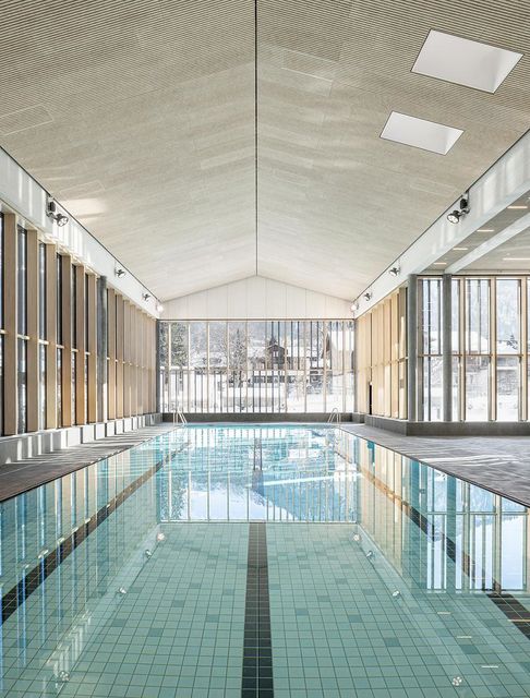 מרחצאות תרמיים בהרי האלפים המשלבים אדריכלות, נוף וחומר ליצירת חוויית רווחה בת קיימא באוברסטדורף, גרמניה.