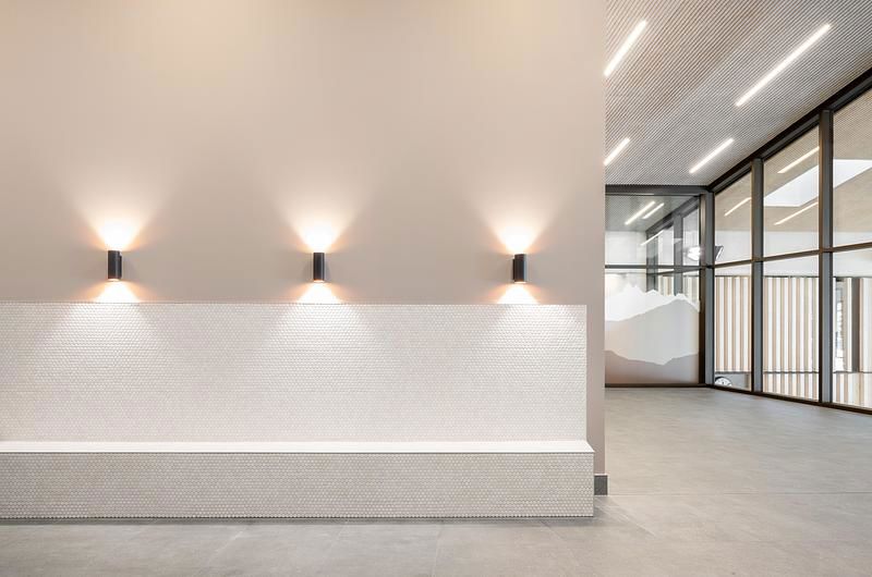 מרחצאות תרמיים בהרי האלפים המשלבים אדריכלות, נוף וחומר ליצירת חוויית רווחה בת קיימא באוברסטדורף, גרמניה.