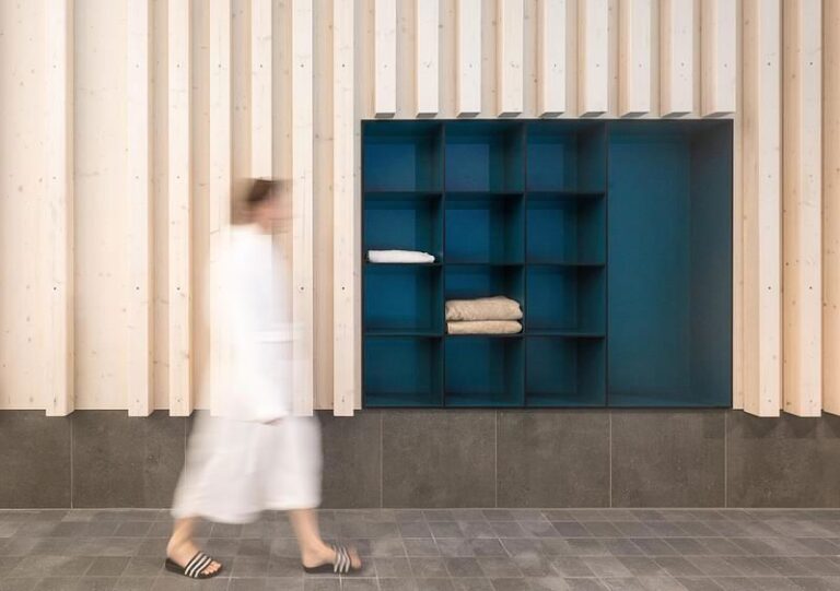 מרחצאות תרמיים בהרי האלפים המשלבים אדריכלות, נוף וחומר ליצירת חוויית רווחה בת קיימא באוברסטדורף, גרמניה.