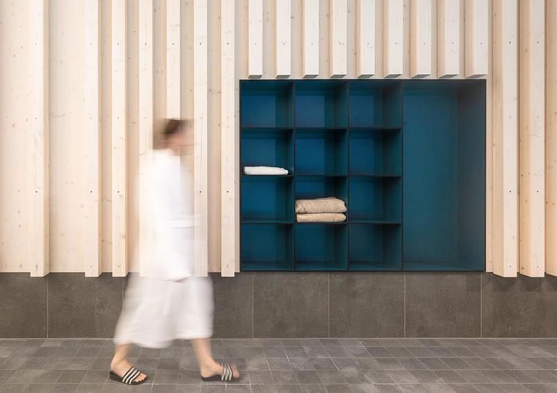 מרחצאות תרמיים בהרי האלפים המשלבים אדריכלות, נוף וחומר ליצירת חוויית רווחה בת קיימא באוברסטדורף, גרמניה.