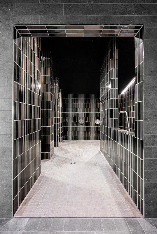 מרחצאות תרמיים בהרי האלפים המשלבים אדריכלות, נוף וחומר ליצירת חוויית רווחה בת קיימא באוברסטדורף, גרמניה.