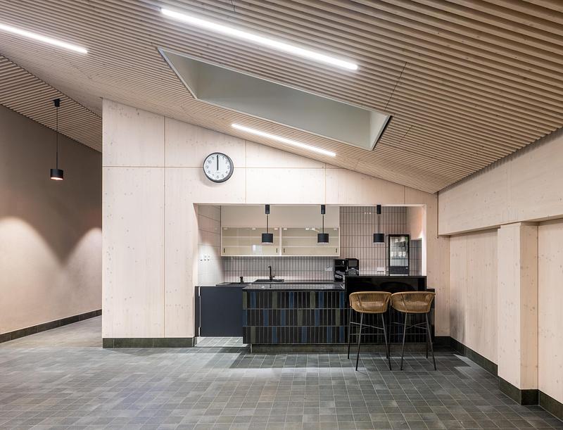 מרחצאות תרמיים בהרי האלפים המשלבים אדריכלות, נוף וחומר ליצירת חוויית רווחה בת קיימא באוברסטדורף, גרמניה.